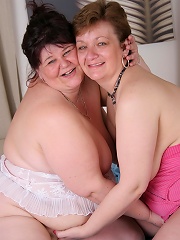 These mature lesbians sure love to eat pussy