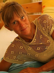 This housewife loves to do it solo
