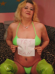 Kinky mama showing off her body